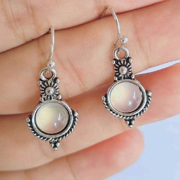 ✨3 FOR $28✨🆕️ ANTIQUED SILVER-TONE MOONSTONE EARRINGS - Picture 4 of 4